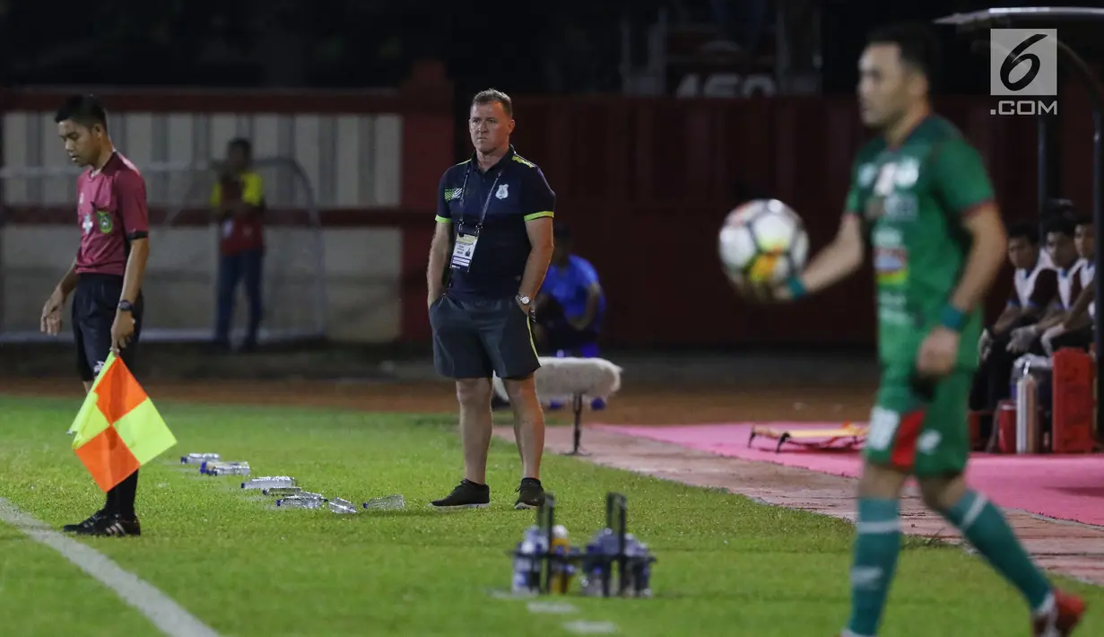 Pelatih PSMS, Peter James Butler (tengah) saat laga melawan Bhayangkara FC pada lanjutan Go-Jek Liga 1 Indonesia bersama Bukalapak, Stadion PTIK, Jakarta, Jumat (3/8). Bhayangkara FC unggul 3-1. (Liputan6.com/Helmi Fithriansyah)