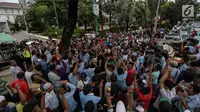 Suasana saat para pengemudi angkutan menggelar unjuk rasa di depan Balai Kota, Jakarta, Senin (22/1). Dalam aksinya para sopir angkot menuntut untuk Jalan Jatibaru Raya dan putaran di depan Blok A Tanah Abang kembali dibuka. (Liputan6.com/Faizal Fanani)