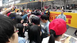 Rio Haryanto melayani fans yang meminta tanda tangan saat berada di Sirkuit Internasional Shanghai, China, (14/4/2016). (Bola.com/Rio Haryanto Media)