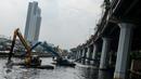 Eskavator amphibi dioperasikan untuk mengeruk lumpur yang mengendap di Kali Ancol, Jakarta, Rabu (11/1). (Liputan6.com/Gempur M Surya)