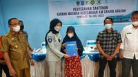 Direktur Operasional Jasa Raharja Dewi Aryani Suzana, menyerahkan santunan kepada seluruh ahli waris korban kecelakaan kapal motor Cahaya Arafah yang tenggelam di perairan Tokaka, Halmahera