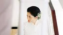Penampilan Lulu Tobing dengan kebaya putih ini juga tak lepas dari sorotan netizen serta rekan selebriti. Ia tampak begitu menawan dengan sanggul serta hiasan rambut yang sederhana tapi juga manis. (Liputan6.com/IG/@lutob)