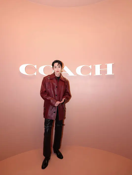 Sementara itu Lee Soo Hyuk  memesona dengan leather jacket maroon-nya. [Foto: Dok. Coach]