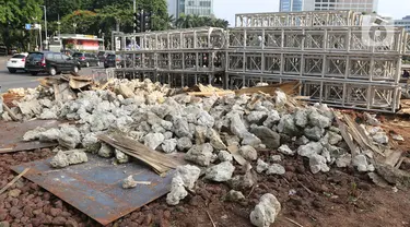 Hasil pembongkaran instalasi batu Gabion di kawasan Bundaran HI, Jakarta, Selasa (24/12/2019). Pemprov DKI Jakarta membongkar instalasi bebatuan Gabion tersebut untuk memperlancar perayaan tahun baru. (Lipuran6.com/Herman Zakharia)