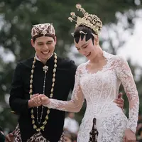 Kebaya pilihan Luna Maya di hari pernikahan. [@lunamaya]