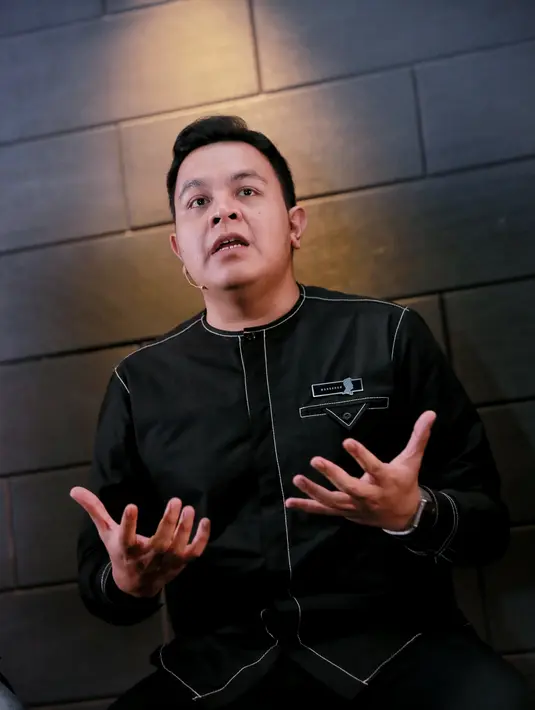 "Kalau dalam istilah fotografi, monokromatik itu sebenarnya warna yang spektrumnya cuma ada dua. Buat saya hal yang paling romantis dalam fotografi adalah hitam putih," kata Tulus di kawasan Sudirman, Jakarta Selatan, Rabu(3/8). (Adrian Putra/Bintang.com)