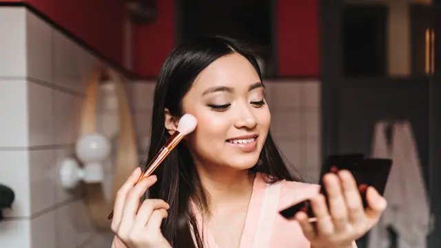 Cara Membuat Foundation Lebih Tahan Lama Tanpa Terlihat Cakey