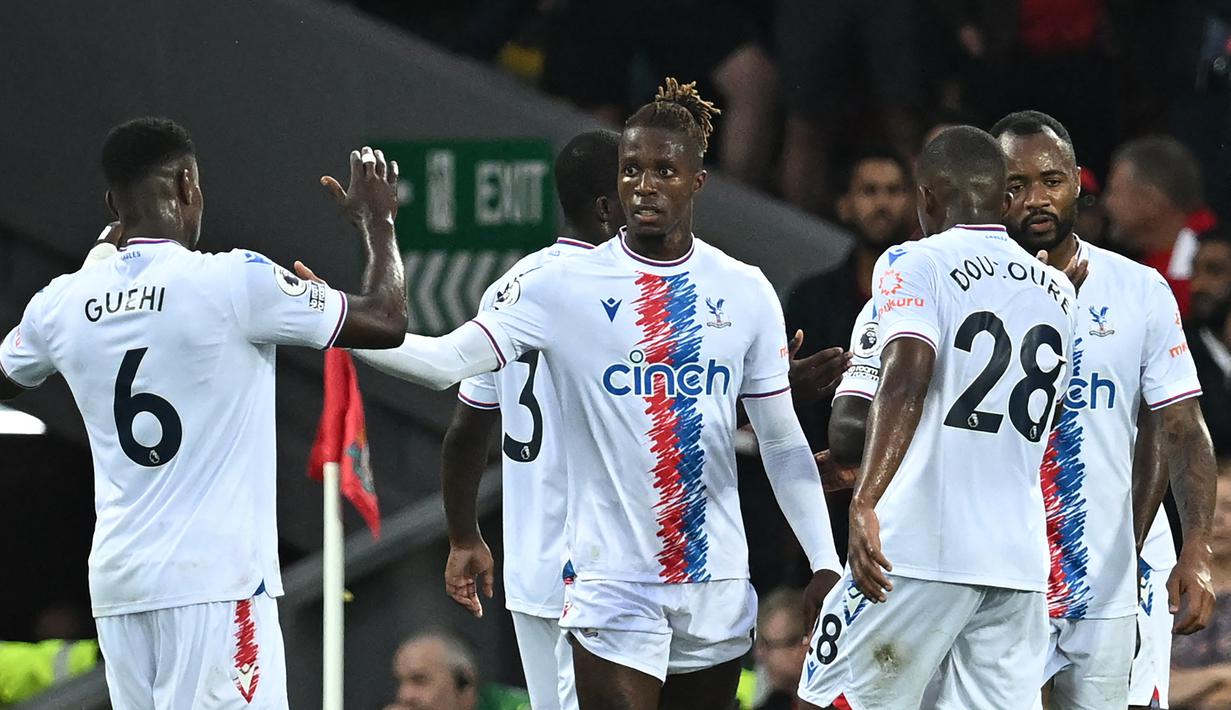Wilfried Zaha. Sayap kiri berusia 30 tahun ini kini tengah menjalani musim ke-9 bersama Crystal Palace sejak didatangkan dari Manchester United pada awal musim 2014/2015. Selain bersama MU yang dibelanya pada 2013/2014 dan 2014/2015, ia juga tercatat pernah dipinjamkan Setan Merah ke Cardiff City. Musim 2022/2023 ini ia telah tampil dalam 16 laga di Pemier League bersama The Eagles dengan raihan 6 gol dan 2 assist. Sementara bersama Timnas Pantai Gading ia telah mengoleksi 33 caps dengan raihan 5 gol sejak melakukan debut pada 8 Januari 2017. (AFP/Paul Ellis)