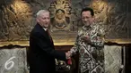 Ketua DPD RI Irman Gusman berjabat tangan dengan Duta Besar Republik Ceko Ivan Hotek di ruang pimpinan gedung parlemen, senayan, Jakarta. Rabu (6/1/2016). Dalam kunjungannya memperkuat relasi antara Ceko dengan Indonesia. (Liputan6.com/JohanTallo)