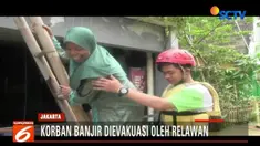 Dengan menggunakan perahu karet, sang nenek nekat menembus banjir untuk sampai ke Posyandu Bidaracina, Jatinegara.