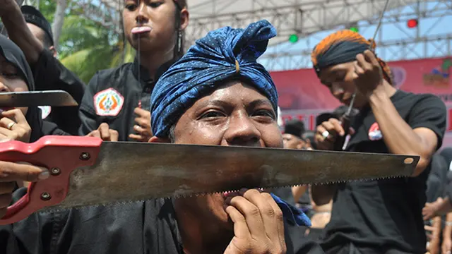 7 Tradisi Aneh Indonesia yang Anda Belum Ketahui