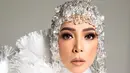 Melly Goeslaw maju menjadi caleg DPR RI dari dapil Jawa Barat. Penampilan Melly Goeslaw tak pernah biasa, ia selalu tampil totalitas, seperti terlihat di foto ini. Penampilan super glam Melly Goeslaw dengan makeup bold bernuansa cokelat yang menonjol. [Foto: Instagram/melly_goeslaw]