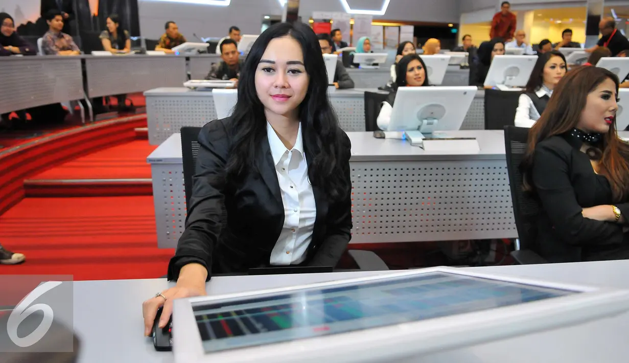 Artis Aura Kasih ikut hadir saat pembukaan perdagangan saham di Gedung Bursa Efek Indonesia, Jakarta, Kamis (03/11). Kegiatan tersebut dalam rangka simulasi belajar perdagangan saham untuk kalangan artis dan model. (Liputan6.com/Angga Yuniar)