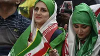 Suporter dari Iran saat mendukung timnya beralaga pada ajang bola voli di Stadion Maracanazinho, Rio de Janeiro, (13/8/2016). (AFP/Philippe Lopez)