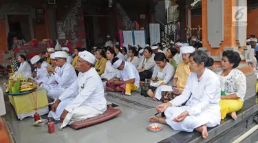 Sejumlah umat Hindu mengikuti prosesi upacara Mecaru jelang perayaan Hari Nyepi Tahun Baru Saka 1941 di Pura Tribhuana Agung Sukmajaya Depok, Jawa Barat, Rabu (6/3). (Liputan6.com/Herman Zakharia)