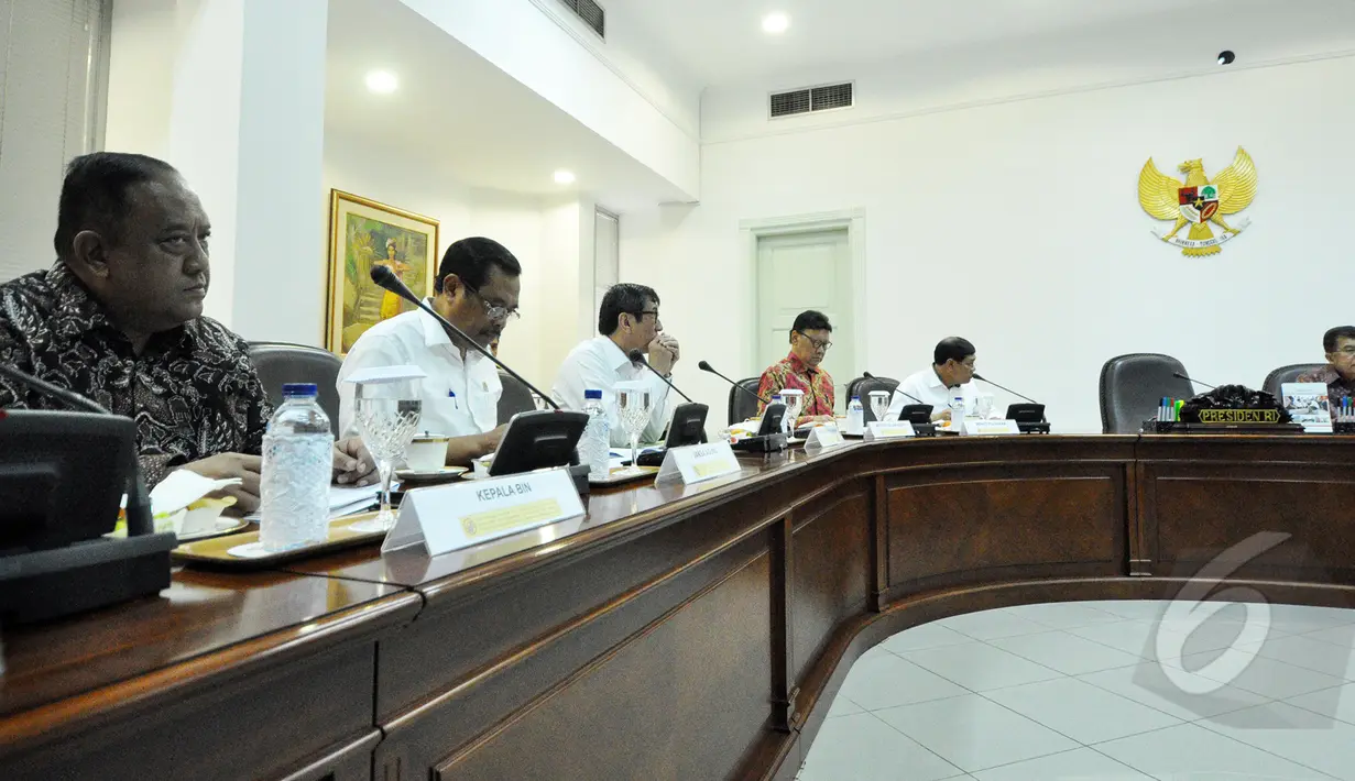 Wakil Presiden Jusuf Kalla memimpin rapat terbatas tanpa kehadiran Presiden Joko Widodo di Kantor Presiden, Komplek Istana Kepresidenan, Jakarta, Rabu (18/3/2015). Rapat tersebut membahas politik hukum dan HAM. (Liputan6.com/Faizal Fanani)