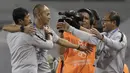 Pelatih Timnas Indonesia U-22, Indra Sjafri, merayakan kemenangan atas Singapura U-22 pada laga SEA Games 2019 di Stadion Rizal Memorial, Manila, Kamis (28/11). Indonesia menang 2-0 atas Singapura. (Bola.com/M Iqbal Ichsan)