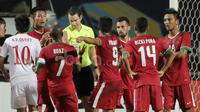 Wasit asal Australia, Jarred Gavan Gillet, dianggap melakukan beberapa keputusan ceroboh yang merugikan Timnas Indonesia. (Bola.com/Nicklas Hanoatubun)