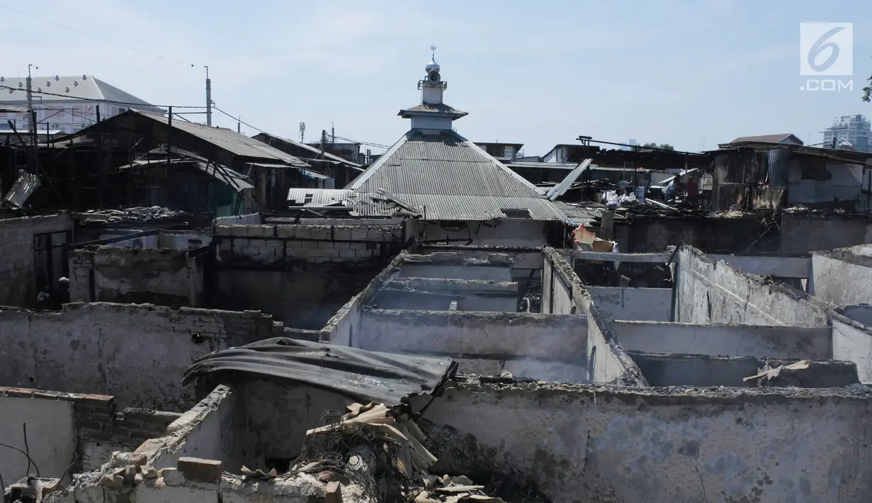 Penampakan sisa kebakaran yang melanda kawasan Kembangan, Jakarta Barat, Jumat (30/3). Kebakaran yang menewaskan dua orang itu terjadi pada 29 Maret 2018. (Merdeka.com/Imam Buhori)