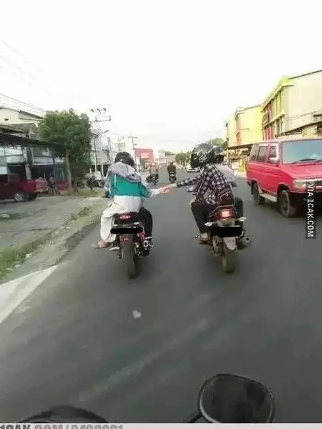 10 Aksi Nyeleneh Orang yang Lagi Pacaran Ini Bikin Geleng Kepala