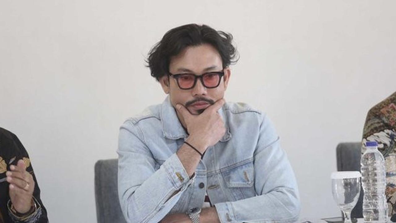Denny Sumargo saat menggelar jumpa pers