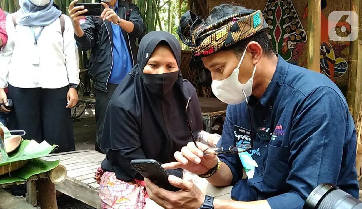 Menteri Parekraf Sandiaga Salahuddin Uno memesan alat pemarut di salah satu marketplace untuk ibu Lomin guna meningkatkan produksinya di Desa Wisata Bonjeruk, Kecamatan Jonggat, Lombok Tengah, NTT, Kamis (4/11/2021). (Liputan6.com/HO/Parekraf)