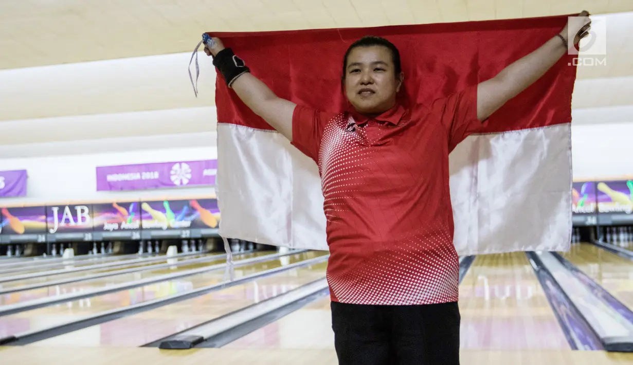 Atlet bowling Indonesia, Elsa Maris melakukan selebrasi usai meraih medali emas cabang tenpin bowling TPB 4 di Jaya Ancol Bowling Center, Jakarta, Selasa (9/10). Elsa Maris menyumbang medali emas keenam untuk Indonesia. (Bola.com/Vitalis Yogi Trisna)