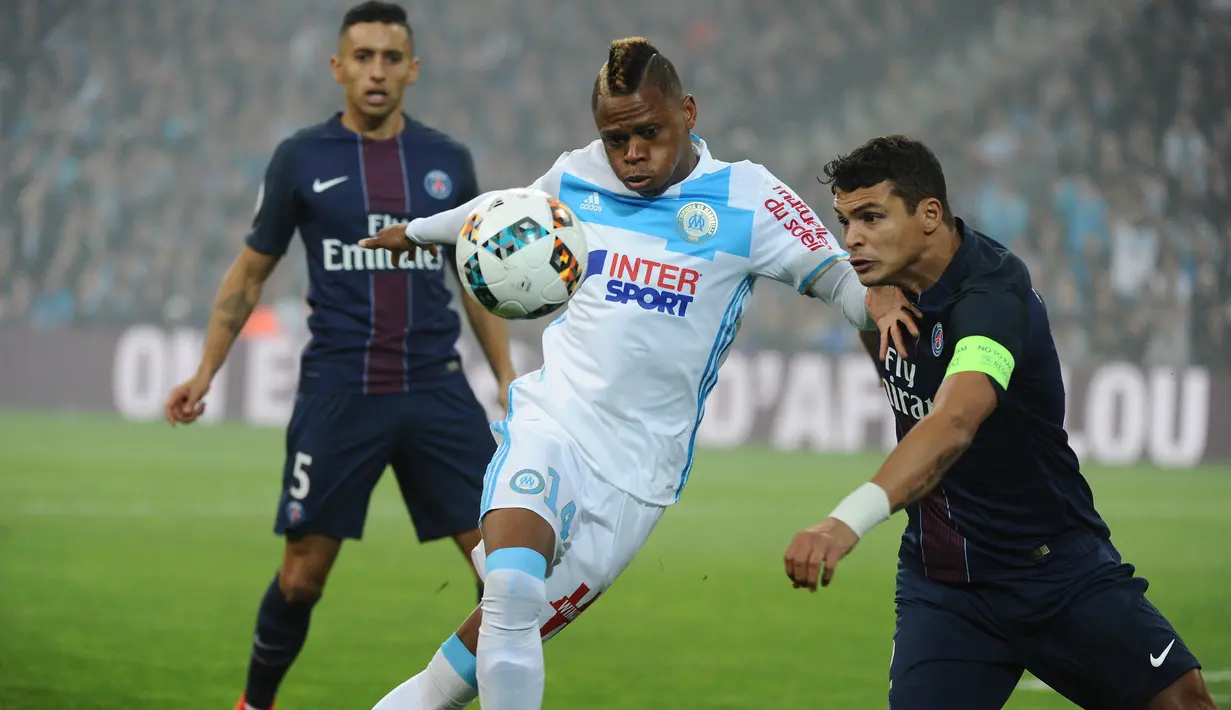 Pemain Olympique de Marseille, Clinton Njie (tengah) saat ini telah mengoleksi lima gol untuk timnya. Torehan tersebut membawa Clinton berada pada peringkat ketujuh klasemen sementara top scorer Ligue 1 Prancis. (AFP/Franck Penannat)