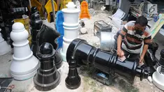 Perajin melakukan penghalusan saat pembuatan bidak catur raksasa di kawasan Pondok Aren, Tangerang Selatan, Selasa (16/10). Catur raksasa yang memiliki berat  5,5 kg hingga 10 kg itu dijual dengan harga Rp. 105 juta per satu set. (Merdeka.com/Arie Basuki)