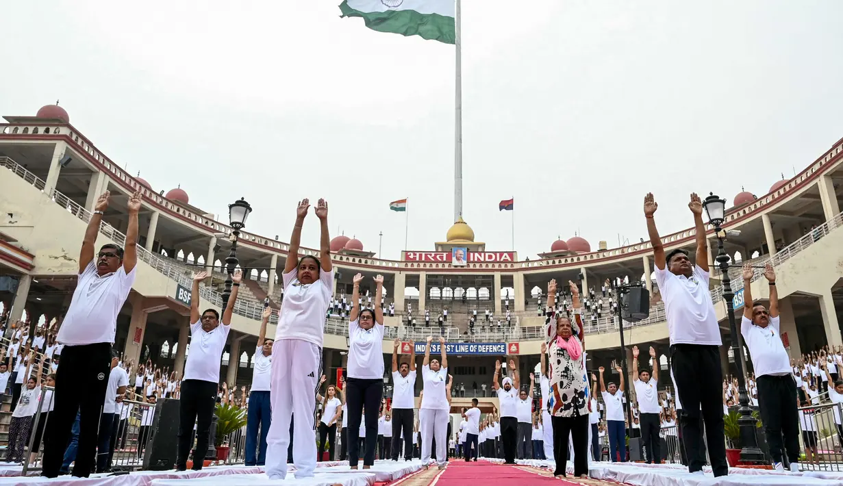 Hari Yoga Internasional diperingati sebagai bagian dari gaya hidup sehat seimbang antara mental dan spiritual. (Narinder NANU/AFP)
