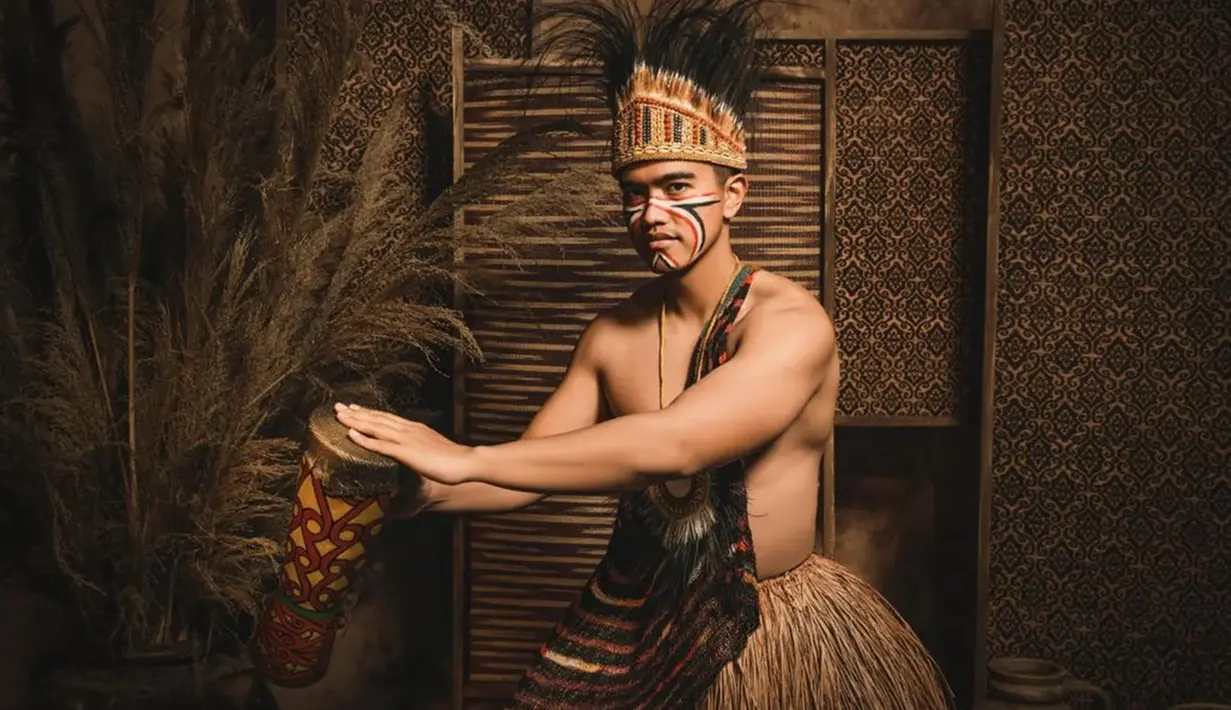 Bahkan, dalam salah satu fotonya, Kaesang Pangarep juga totalitas saat memainkan alat musik tradisional dari Papua ini. Penampilan Kaesang Pangarep saat jalani pemotretan prewedding bersama sang kekasih ini pun banjir pujian. (Liputan6.com/IG/@riomotret)