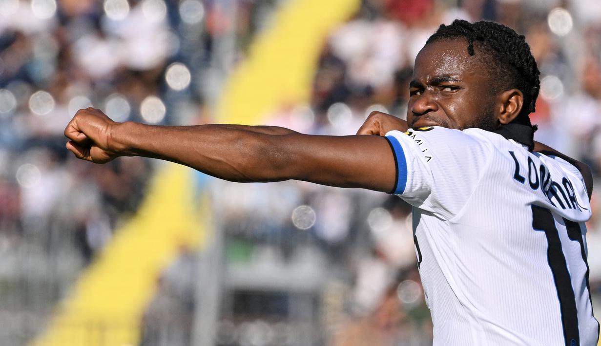 Selebrasi striker Atalanta, Ademola Lookman setelah menjebol gawang Empoli pada laga Liga Italia 2022/2023 di Carlo-Castellani Stadium, Empoli (30/10/2022). Ademola Lookman yang didatangkan Atalanta pada awal musim 2022/2023 dari RB Leipzig telah mencetak 12 gol dan 5 assist dari total 26 laga di Liga Italia 2022/2023. (AFP/Tiziana Fabi)