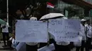 Massa dari Aliansi Honorer Non Database BKN Gagal Calon Pegawai Negeri Sipil (CPNS) Indonesia saat menggelar Aksi Damai Jilid 2 Nasional di kawasan Silang Selatan Monumen Nasional, Jakarta Pusat, pada Senin (17/11/2025). (merdeka.com/magang/Rendi Saputra)