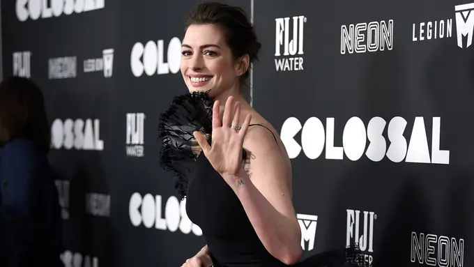 20170328-Anne Hathaway Pakai Gaun Ramah Lingkungan-AP