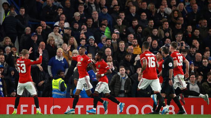 Striker Manchester United, Marcus Rashford (kedua kiri) merayakan golnya ke gawang Chelsea dalam babak keempat Carabao Cup di Stamford Bridge, Rabu (30/10/2019). Dua gol Marcus Rashford berujung pada kemenangan 2-1 MU atas Chelsea. (AP/Ian Walton)