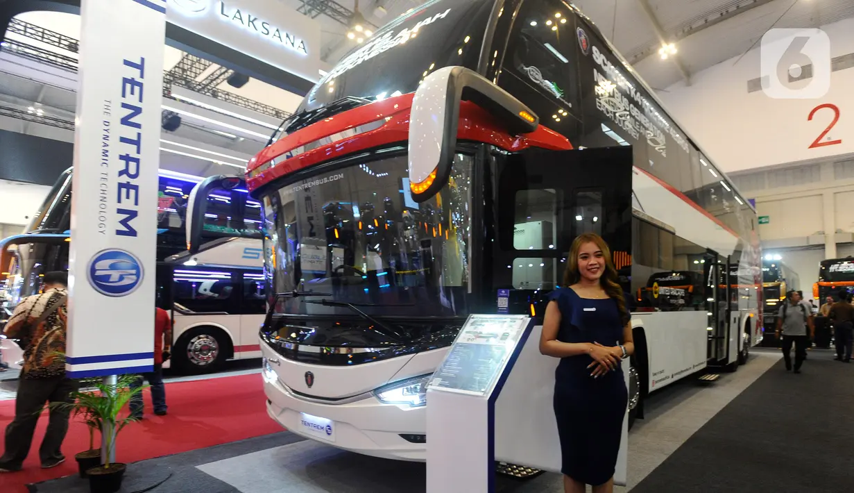 SPG berdiri di samping bus Karoseri Tentrem yang dipajang pada pameran otomotif Gaikindo Indonesia Internasional Auto Show (GIIAS) 2023 di ICE BSD, Serpong, Kabupaten Tangerang, Banten, Jumat (11/8/2023). (merdeka.com/Arie Basuki)
