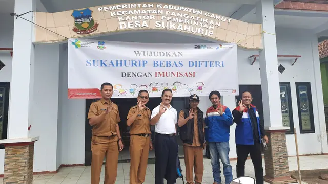 Tim Dokter dan Governance Public Relation PGE Area Karaha selepas melakukan vaksinasi imunisasi difteri warga Desa Sukahurip, Garut, Jawa Barat. (Liputan6.com/Jayadi Supriadin)