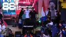 Beberapa penggemar mendapat kesempatan berfoto bersama Rio Haryanto saat Meet and Great di Mall Kota Kasablanka, Jakarta, Kamis (7/4/2016). Rio, pembalap Indonesia pertama di ajang balap Formula 1. (Liputan6.com/Helmi Fithriansyah)