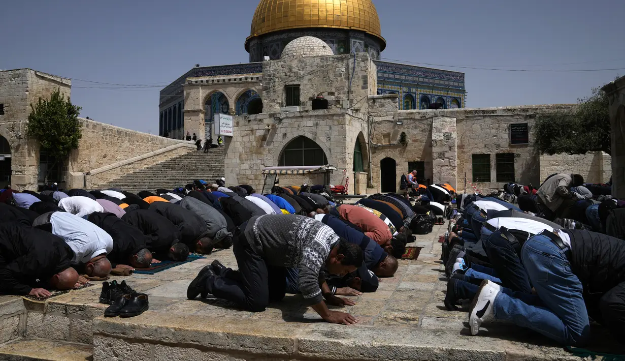 Umat muslim melaksanakan sholat Jumat saat bulan suci Ramadhan di Kompleks Masjid Al Aqsa, Kota Tua Yerusalem, Jumat (7/4/2023). (AP Photo/Mahmoud Illean)