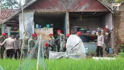 Prajurit Kopassus merapihkan fasilitas warga terdampak gempa yang mengguncang sejumlah wilayah Jawa Barat dan Banten di Desa Citalahap, Kabupaten Lebak, Bogor (23/1). (LIputan6.com/Pool/Kopassus)