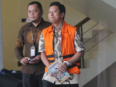 Mantan Ketum PPP Muhammad Romahurmuziy akan menjalankan salat jumat usai diperiksa oleh penyidik di Gedung KPK, Jakarta, Jumat (21/6/2019). Rommy diperiksa sebagai tersangka terkait dugaan menerima suap dalam jual beli jabatan di Kemenag Jawa Timur. (merdeka.com/Dwi Narwoko)