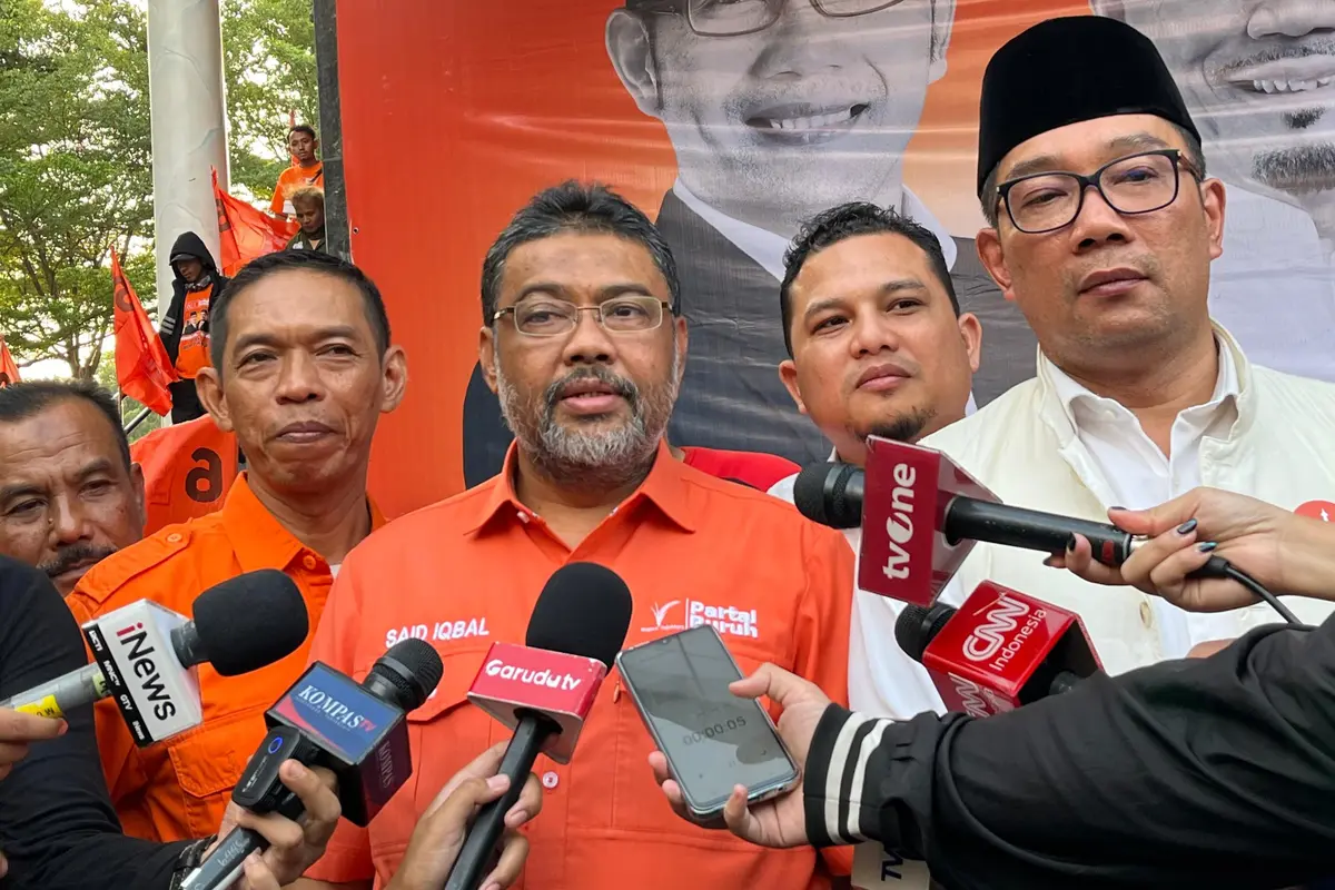 Presiden Konfederasi Serikat Pekerja Indonesia (KSPI) Said Iqbal bersama calon gubernur Jakarta Ridwan Kamil
