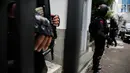 Masih banyak juga petugas yang masih keluar masuk kantor MUI. Bahkan beberapa kendaraan jajaran penyidik masih lalu lalang, beberapa di antaranya terparkir di sekitaran TKP hingga membuat macet. (Liputan6.com/Faizal Fanani)
