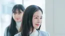 Kim Tae Hee pun tampil dengan riasan wajah flawless glowing mengaplikasikan lipstik pink glossy. Dengan rambut panjang dibiarkan terurai tanpa poni.  [JTBC Drama]