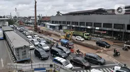 Sejumlah kendaraan terjebak kemacetan saat melintasi proyek Underpass Senen Extension di simpang Senen, Jakarta, Senin (3/2/2020). Penyempitan jalan karena adanya proyek underpass tersebut menyebabkan kemacetan kendaraan meski telah dilakukan rekayasa lalu lintas. (merdeka.com/Iqbal Nugroho)