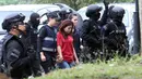 Siti Aisyah (25), WNI tersangka pembunuhan Kim Jong-nam dengan menggunakan zat berbahaya VX, tiba di Pengadilan Sepang, Malaysia, Rabu (1/3). Dengan pengawalan ketat, Siti Aisyah memasuki ruang persidangan untuk mendengarkan dakwaan. (AP Photo)