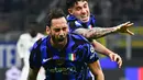 Tertinggal 1-2 di babak pertama, Il Nerazzurri bangkit. Di menit ke-64, tendangan Hakan Calhanoglu bersarang di sudut kiri gawang Monza. Skor imbang 2-2. (Isabella BONOTTO/AFP)
