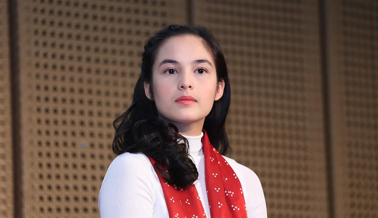 "Mamahku juga yang ngedorong aku ikut teater di sekolah untuk melatih percaya diri. Terakhir tahun 2010 aku main teater. Jadi aku berterima kasih sama mbak Happy (Salma) yang ngasih kesempatan ke aku ikutan," jelasnya. (Nurwahyunan/Bintang.com)