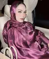 Berada di Aceh, Bunda Corla tampil berbeda. Ia tampil mengenakan kerudung warna merah burgundy yang diikatkan ke leher dan rambut yang sedikit keluar. @corla_2