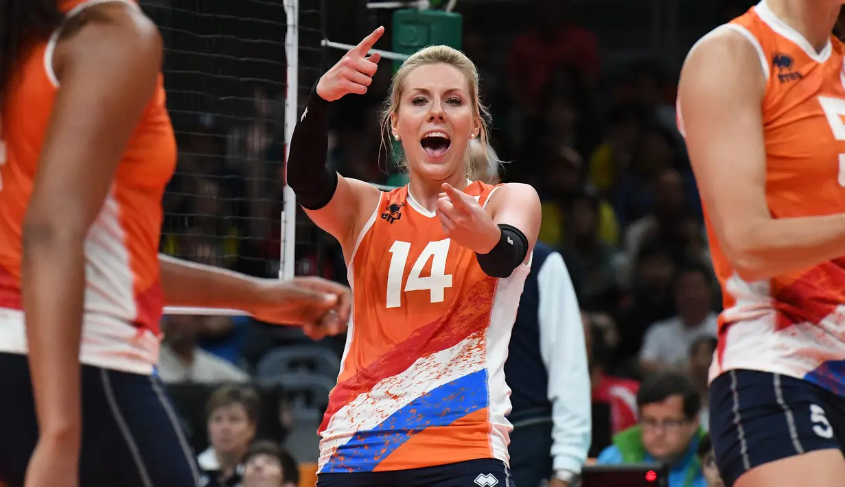 Atlet voli asal Belanda, Laura Dijkema melakukan selebrasi usai menang atas Italia pada Olimpiade Rio 2016, Rio de Janeiro, Brasil, (10/8). Atlet 26 tahun ini bermain sebagai setter dan memilik tinggi badan 1,84m. (AFP PHOTO/PEDRO Ugarte)
